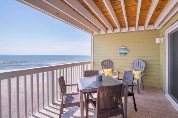 屋外ダイニングエリア