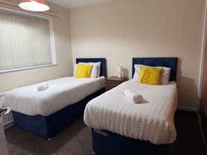 3 bedrooms, free WiFi, bed sheets - 3 Bed House - Sleeps 6 - Parking - Wifi (Leicester)