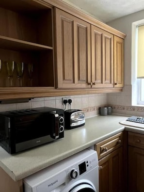 Private kitchen - 3 Bed House - Sleeps 6 - Parking - Wifi (Leicester)