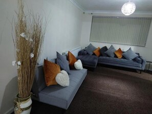 House | Living area | TV - 3 Bed House - Sleeps 6 - Parking - Wifi (Leicester)