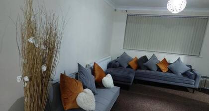 3 Bed House - Sleeps 6 - Parking - Wifi