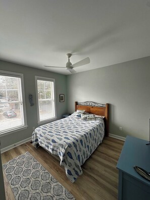 3 bedrooms, WiFi, bed sheets - Beach Paradise-Lakeside (Carolina Beach)