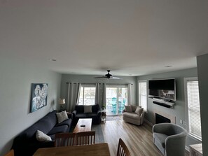 TV, foosball - Beach Paradise-Lakeside (Carolina Beach)