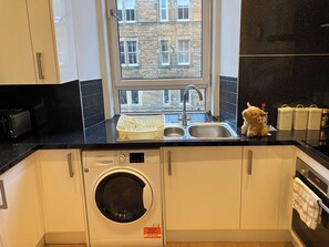 Apartment | Private kitchen | Fridge, microwave, oven, stovetop - Suitable for Couple or Young Family (Edinburgh)