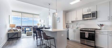 Geladeira, micro-ondas, fogão, cooktop