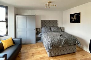 1 bedroom, iron/ironing board, free WiFi, bed sheets - Cozy London Apartment , 2 Minutes to Tube! (London)