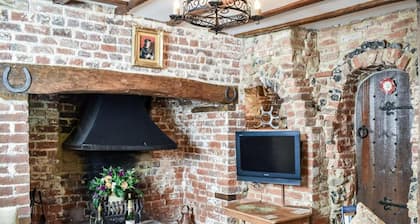 Local Pubs, Walking Routes, Cottage w Parking