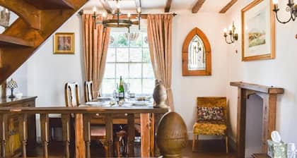 Local Pubs, Walking Routes, Cottage w Parking