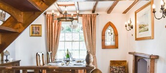 Local Pubs, Walking Routes, Cottage w Parking