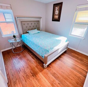 3 slaapkamers, een strijkplank/strijkijzer, internet, beddengoed