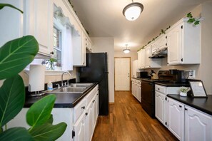 Hus - 2 queensize-sängar - uteplats - utsikt mot trädgården (To The Stars) | Eget kök | Kylskåp, mikrovågsugn, ugn och spishäll