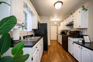 House, 2 Queen Beds, Patio, Garden View (To The Stars) | Private kitchen | Fridge, microwave, oven, stovetop