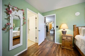 Hus, 2 queensize-senger, terrasse, hageutsikt (To The Stars) | 2 soverom, individuelt dekorert, individuelt innredet og sengetøy