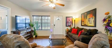 House, 2 Queen Beds, Patio, Garden View (To The Stars) | Living area