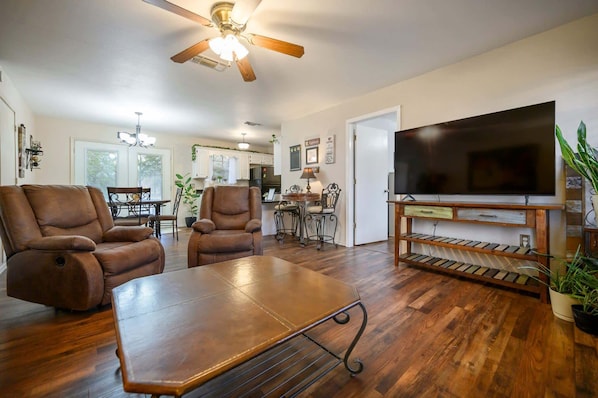 House, 2 Queen Beds, Patio, Garden View (To The Stars) | Living area | 42-inch flat-screen TV with digital channels