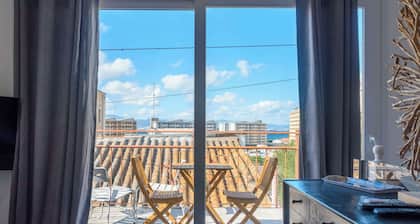 Bright and Lovely 1BR Penthouse in King Street