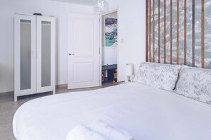 1 dormitorio, tabla de planchar con plancha, wifi y ropa de cama