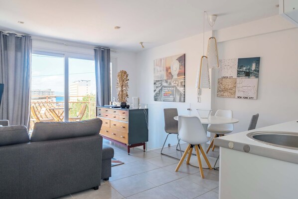 Interior - Bright and Lovely 1BR Penthouse in King Street (Gibraltar)