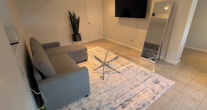 Comfy 2-bedroom apartment with AC, WiFi in Oak Park