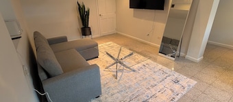 Comfy 2-bedroom apartment with AC, WiFi in Oak Park