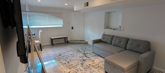 Comfy 2-bedroom apartment with AC, WiFi in Oak Park