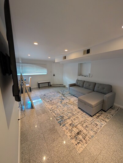 Comfy 2-bedroom apartment with AC, WiFi in Oak Park