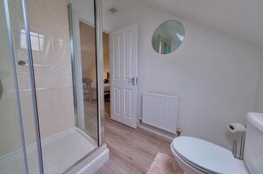 Ferienhaus | Badezimmer | Duschwanne, Komfortbadewanne, Haartrockner, Handtücher