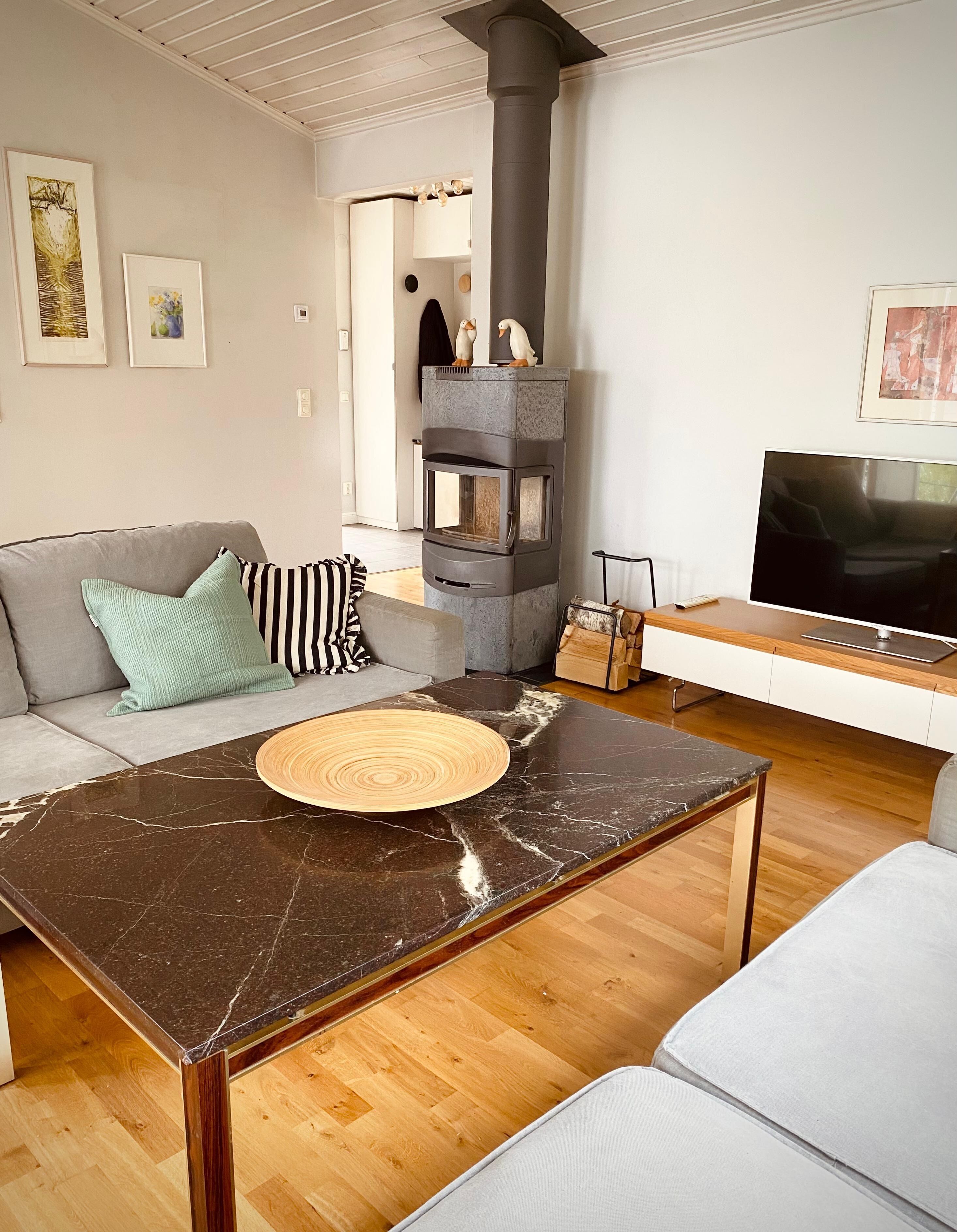 Smart TV, fireplace