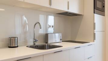 Micro-ondas, lava-louças, cafeteira/chaleira