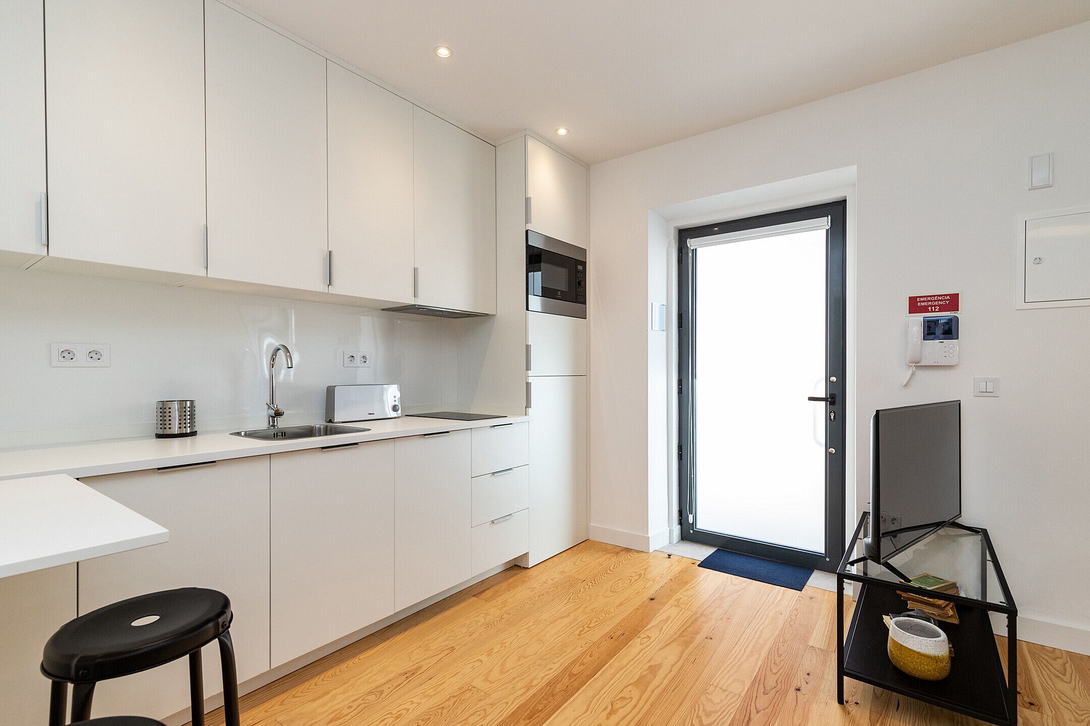 Microwave, dishwasher, coffee/tea maker, cookware/dishes/utensils