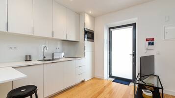 Microwave, dishwasher, coffee/tea maker, cookware/dishes/utensils