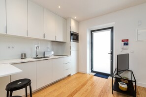 Microwave, dishwasher, coffee/tea maker, cookware/dishes/utensils - Belem Design Studio 2 by Homing (Lisbon)