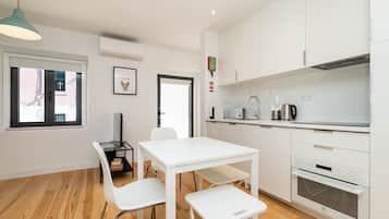 Microwave, dishwasher, coffee/tea maker, cookware/dishes/utensils