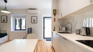 Microwave, dishwasher, coffee/tea maker, cookware/dishes/utensils