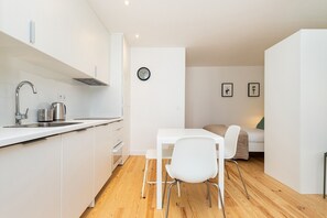 Mikrovågsugn, diskmaskin, kaffe- och tebryggare och grytor/köksredskap