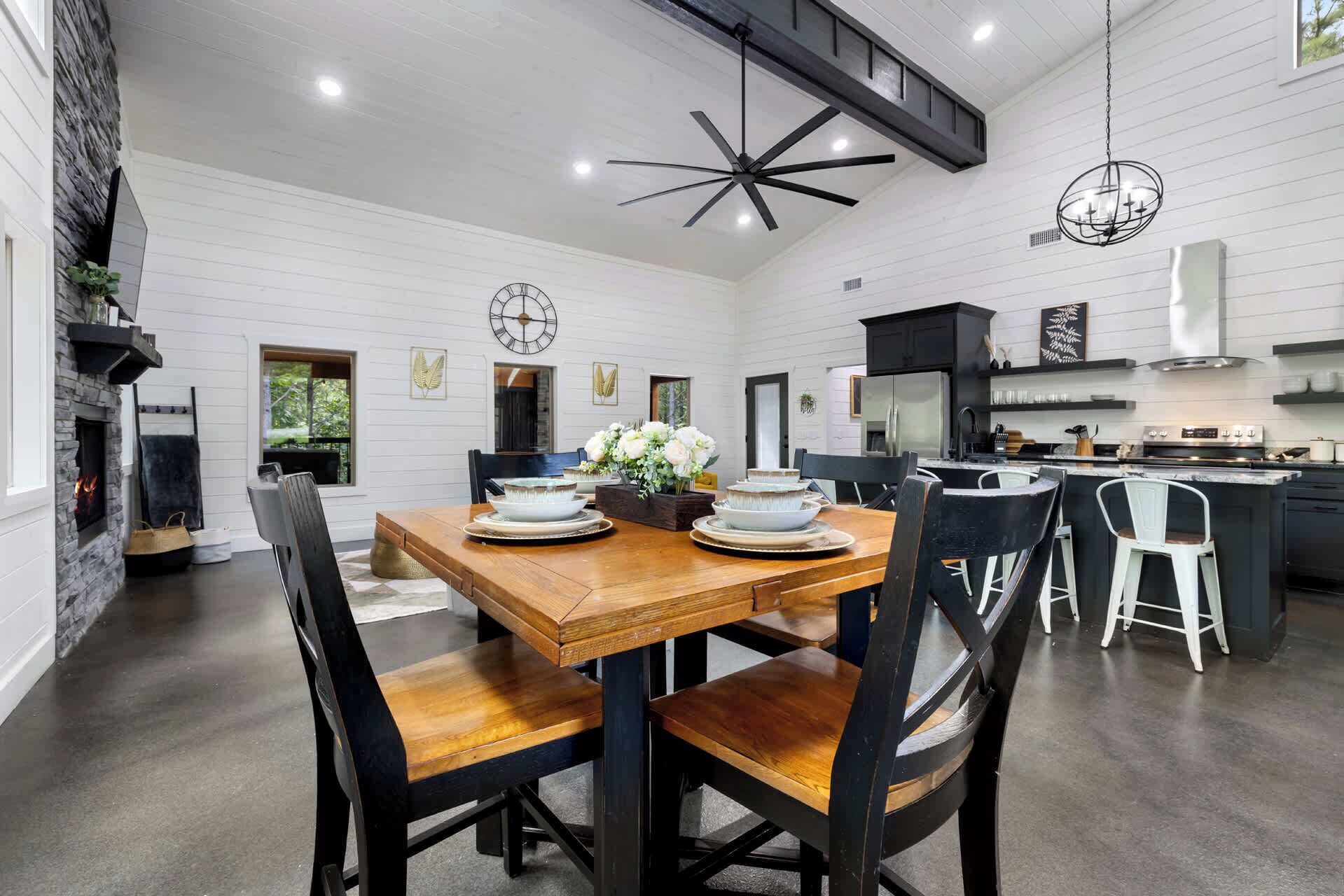Cabin, 1 King Bed with Sofa bed, Hot Tub, Garden View (Whispering Retreat) | Dining
