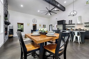 Cabin, 1 King Bed with Sofa bed, Hot Tub, Garden View (Whispering Retreat) | Dining