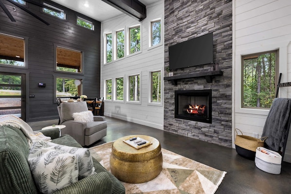 Cabin, 1 King Bed with Sofa bed, Hot Tub, Garden View (Whispering Retreat) | Living area