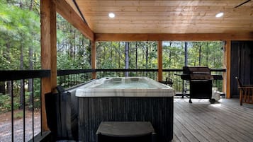 Baita, 1 letto king con divano letto, idromassaggio, vista giardino (Whispering Retreat) | Idromassaggio all'aperto