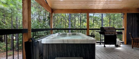 Cabane, 1 trÚs grand lit et 1 canapé-lit, bain à remous, vue jardin (Whispering Retreat) | Bain à remous extérieur