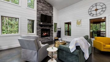 Ferienhütte, 1 King-Bett und Schlafsofa, Whirlpool, Gartenblick (Whispering Retreat) | Wohnbereich | 42-Zoll-Flachbildfernseher mit Digitalempfang, Kamin