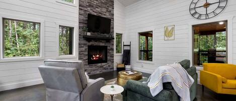 Cabin, 1 King Bed with Sofa bed, Hot Tub, Garden View (Whispering Retreat) | Living area