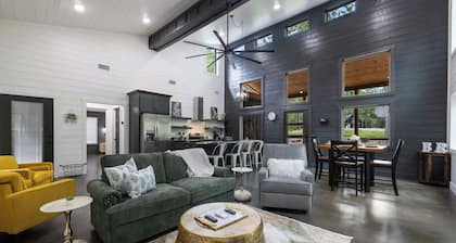 Whispering Retreat Sleeps 4