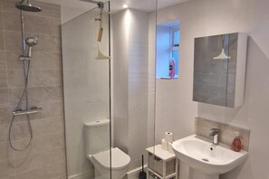 Shower, towels - Stylish 2-bed House in Stamford Town Centre (Stamford)
