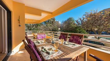Apartamento | Restaurante al aire libre