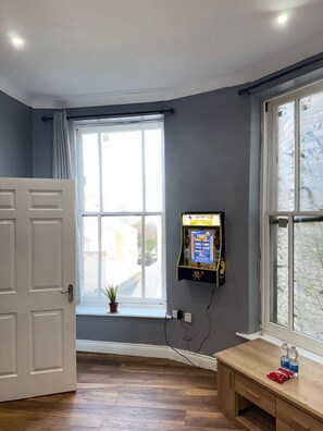 Interior - Citycenterapt-4br-wifi-freeparking-retroarcade (Newcastle-upon-Tyne)