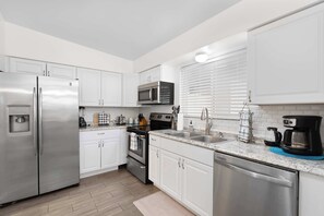 Frigorífico, microondas, horno y placa de cocina