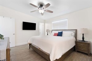 2 bedrooms, desk, iron/ironing board, travel cot - UofA & Gem Show Access | Luxurious 2BR (Tucson)