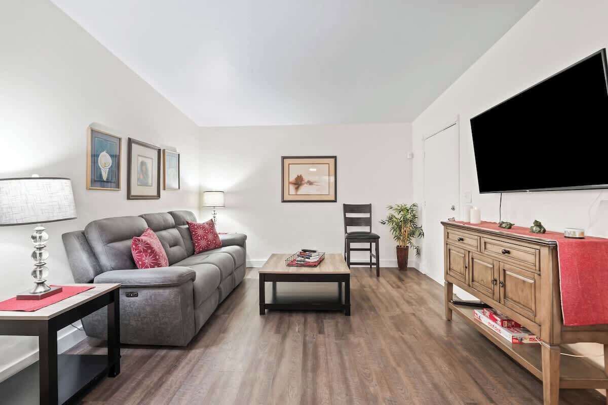 Televisión y oficina 