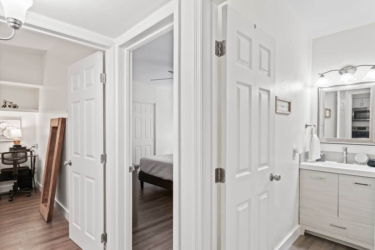 2 habitaciones, tabla de planchar con plancha, cuna de viaje y wifi 